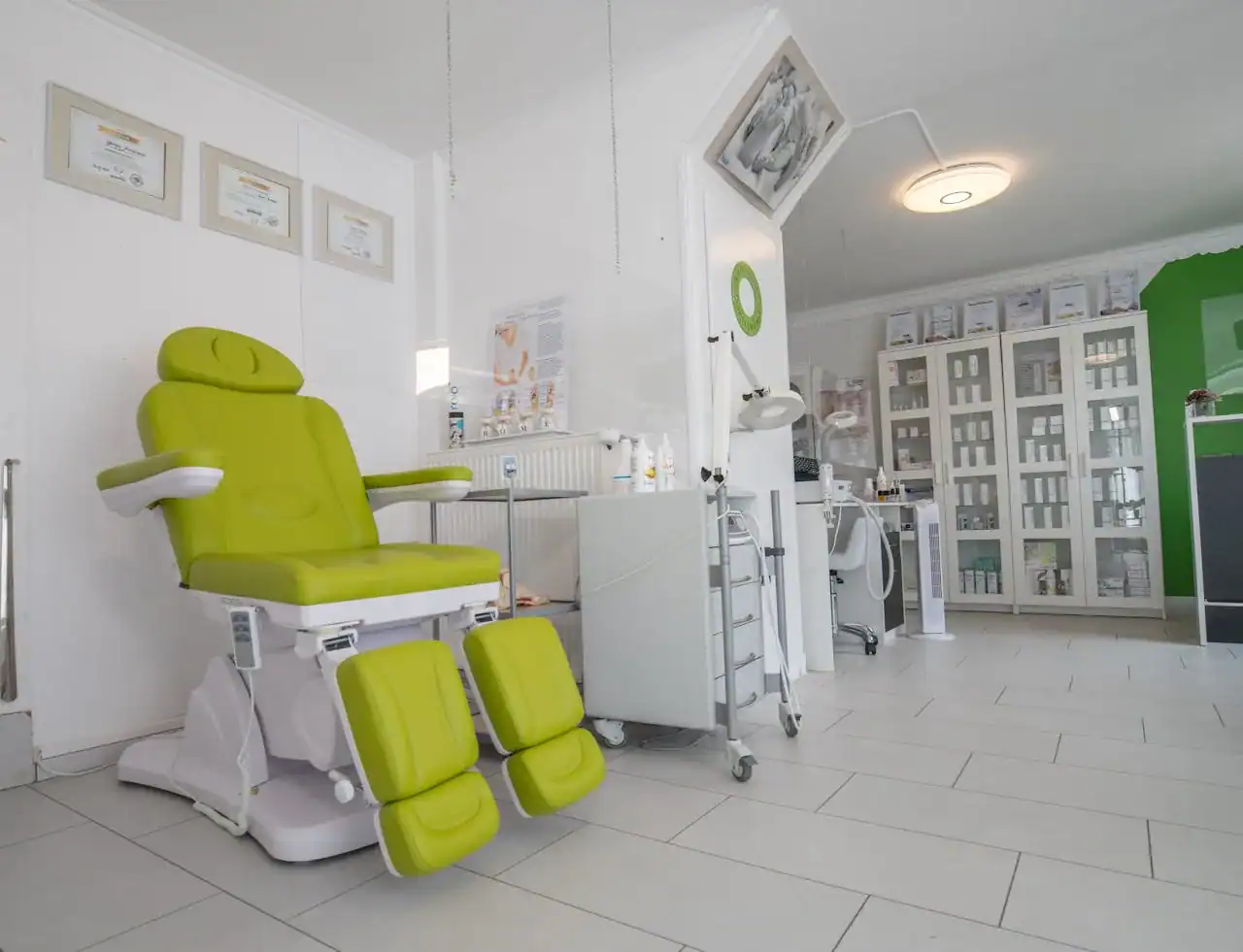 Salle de consultation d'un centre de soins non programmés Censomed — plateau technique avec radiologie numérique et échographie disponibles