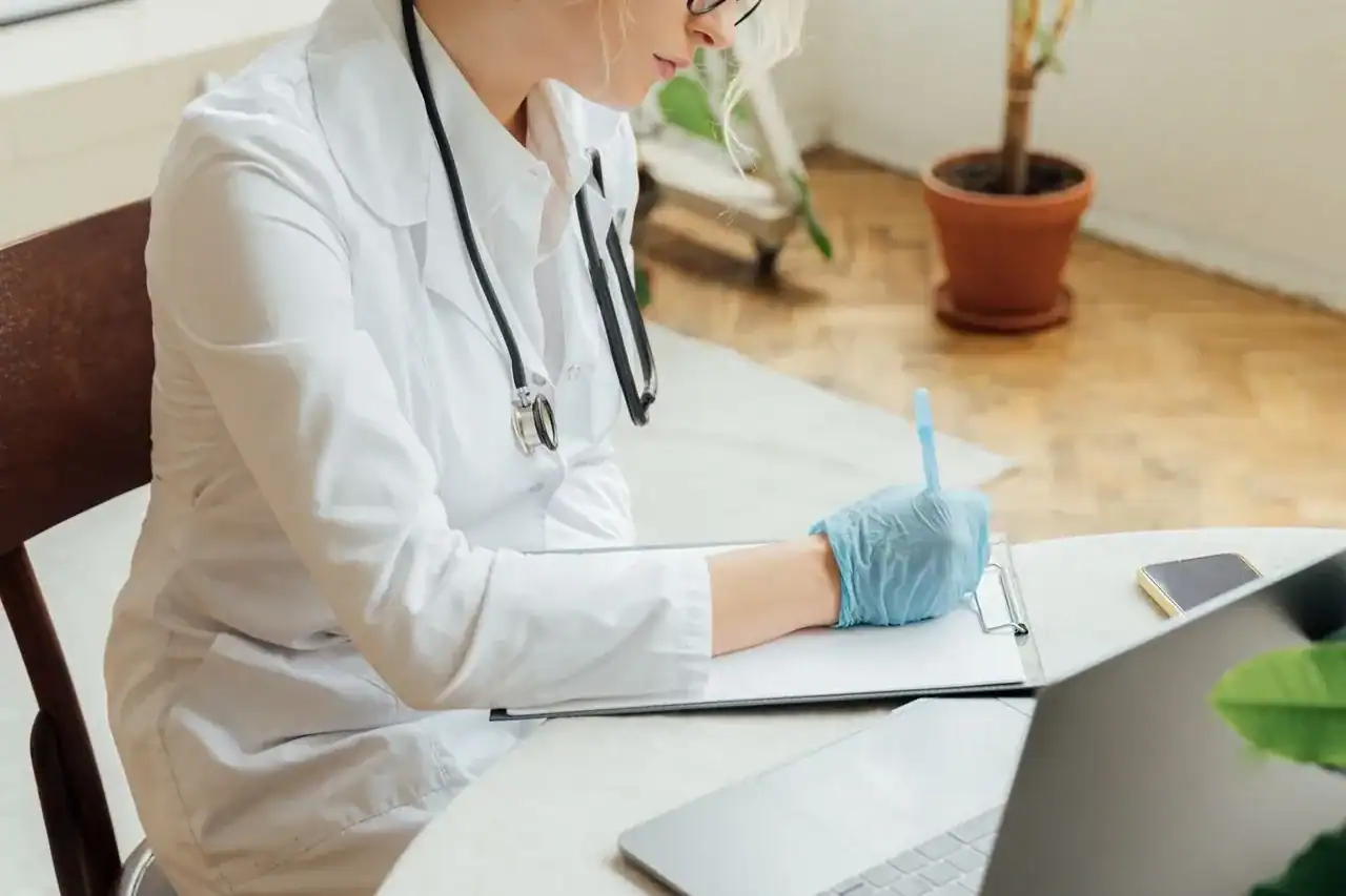 Médecin suivant méthodiquement les étapes d'ouverture de son centre de soins non programmés