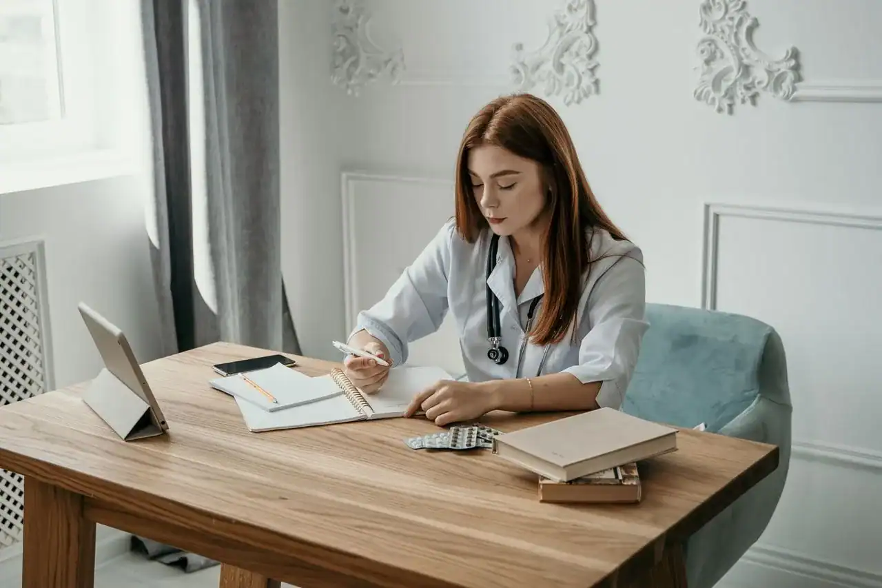 Médecin entrepreneur planifiant la création de son centre médical libéral de soins non programmés avec CensoGroupe