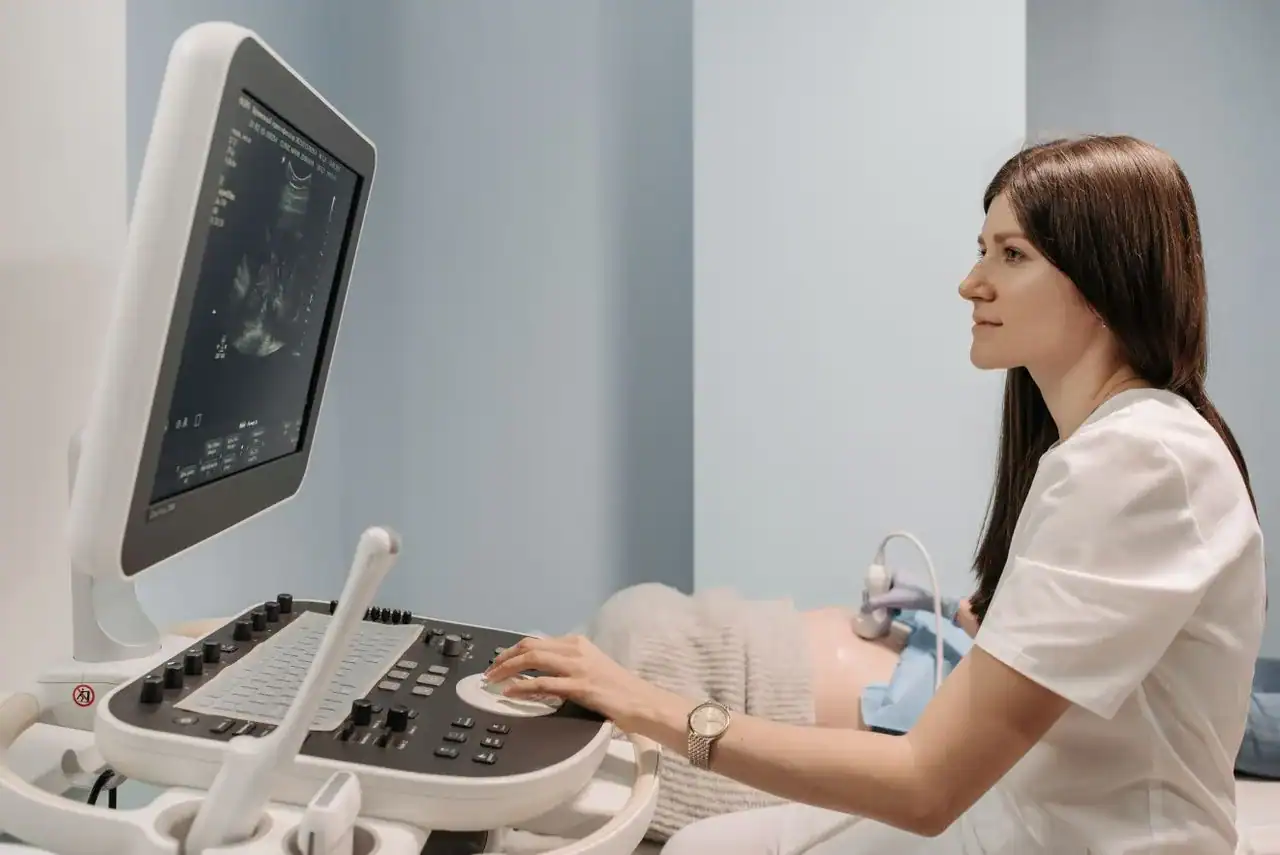 Échographie clinique réalisée en consultation dans un centre de soins non programmés équipé d’un plateau technique