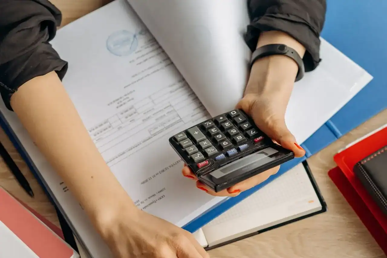 Médecin porteur de projet constituant son dossier de financement ARS