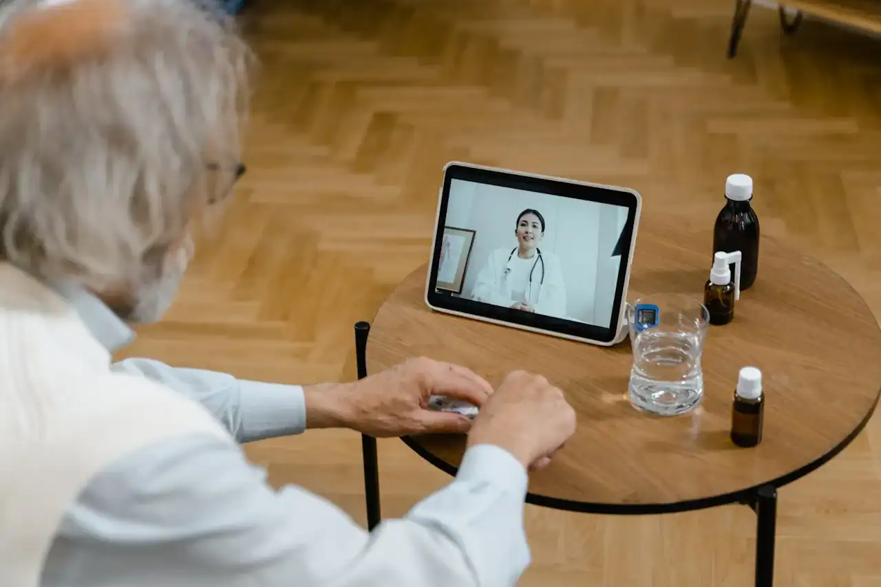 Médecin du centre SNP transmettant des clichés cliniques sur une plateforme sécurisée, interface numérique visible à l'écran, salle de consultation équipée
