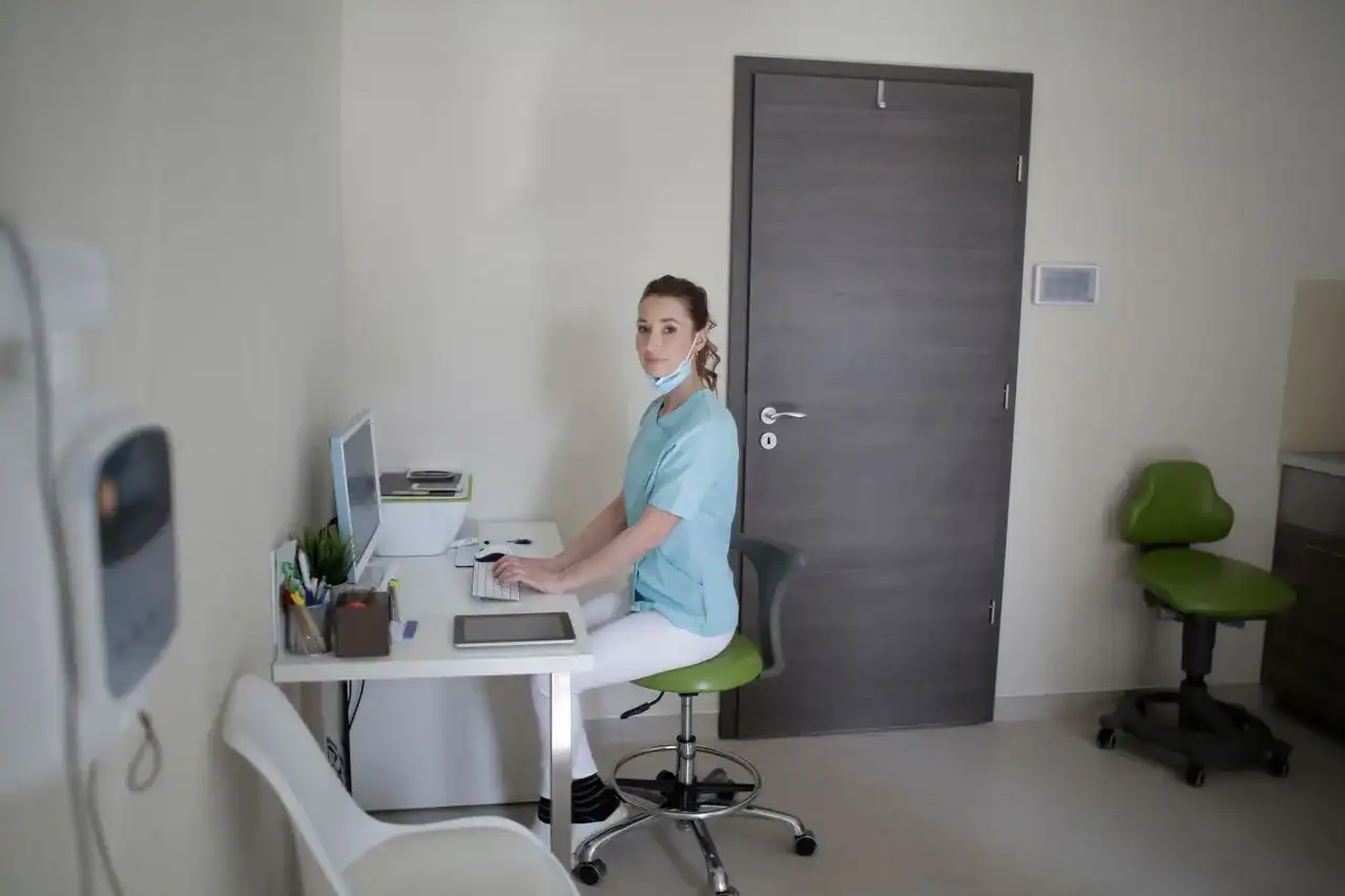 Médecin en consultation dans un centre Censomed interprétant les résultats biologiques pour orienter un cas clinique complexe