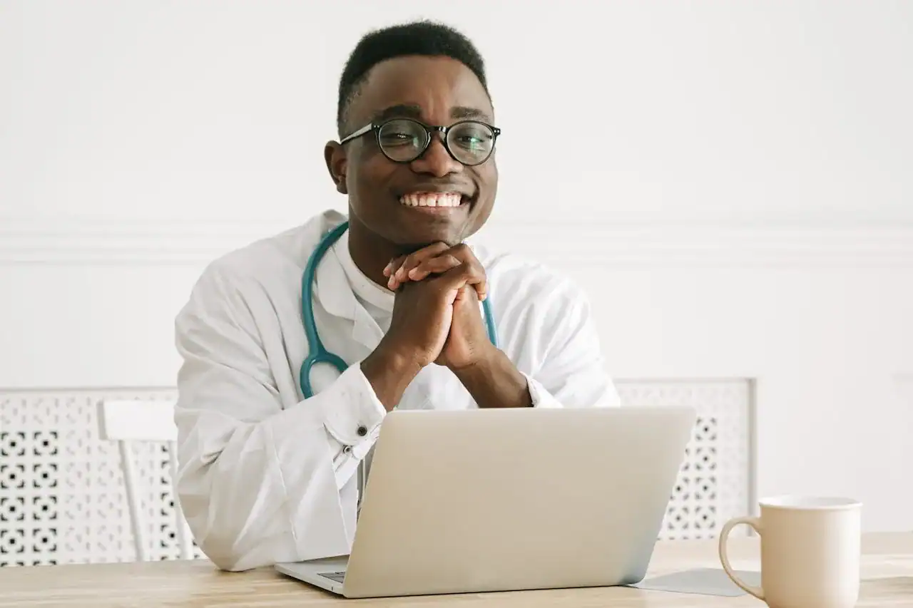 Médecin en consultation dans son centre Censomed — exercice libéral structuré
