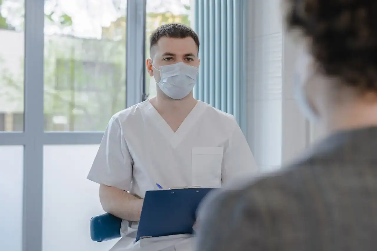 Médecin généraliste en consultation dans un centre de soins non programmés Censomed — pratique polyvalente de premier recours
