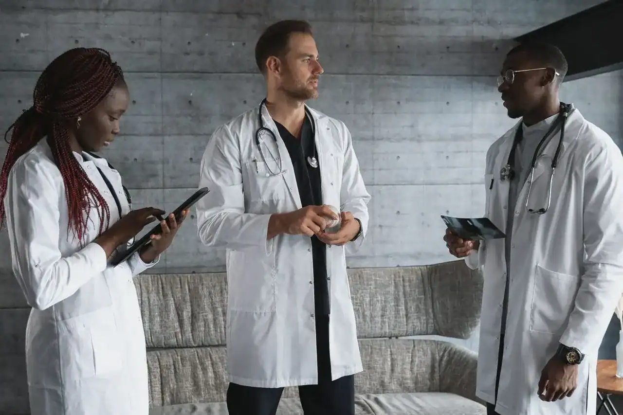 Équipe médicale organisant les premières semaines d'activité d'un centre SNP