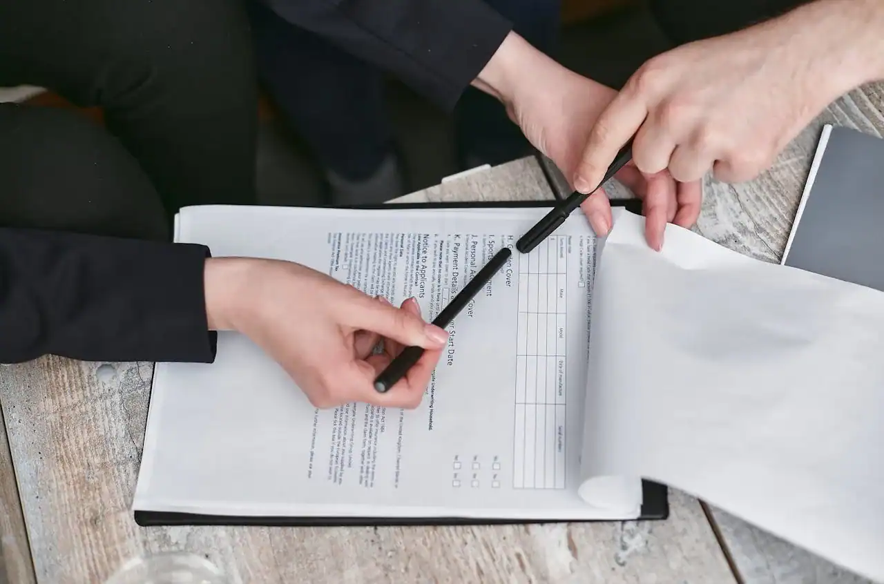 Médecin consultant un relevé CPAM mensuel, stylo à la main, carnet de notes à côté