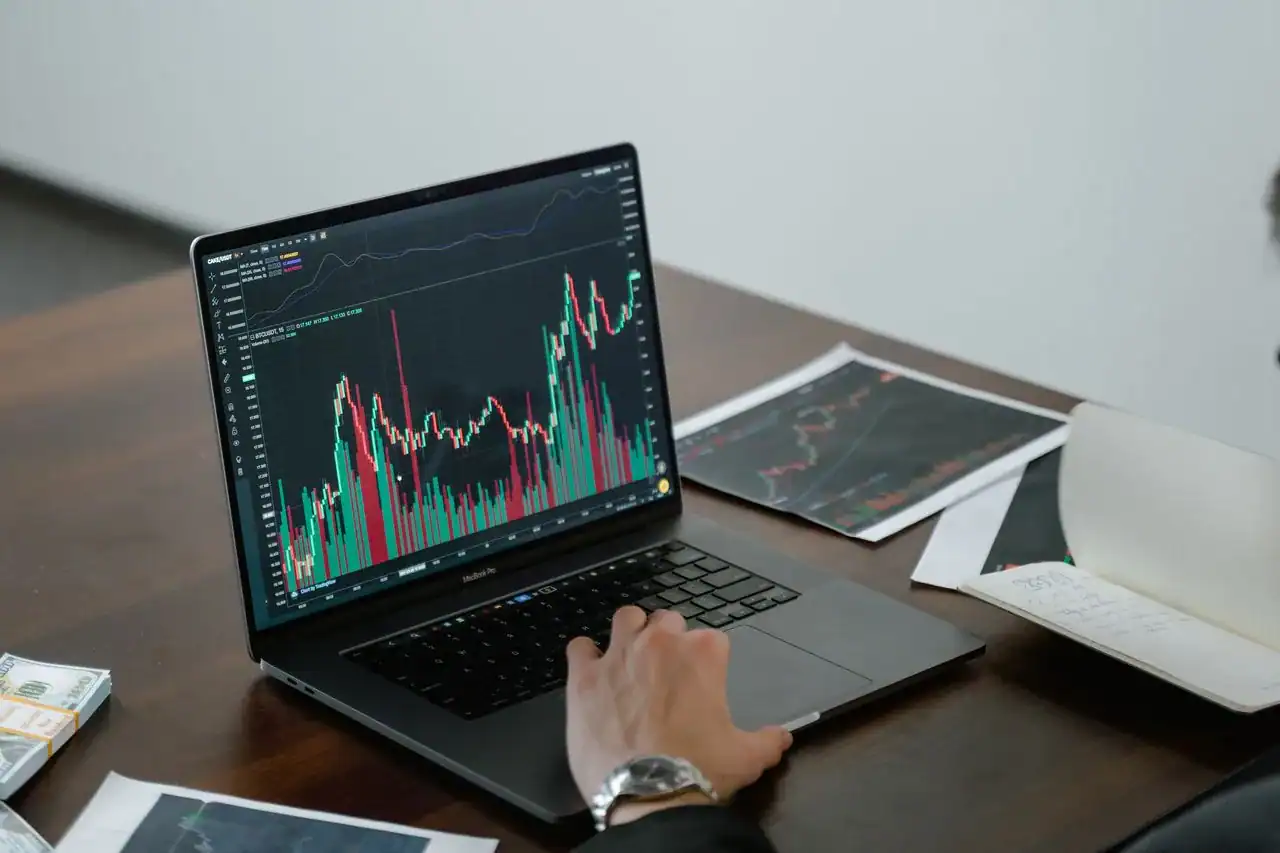 Tableau de bord numérique montrant deux lignes d'indicateurs pour deux sites différents, arrière-plan bureau professionnel