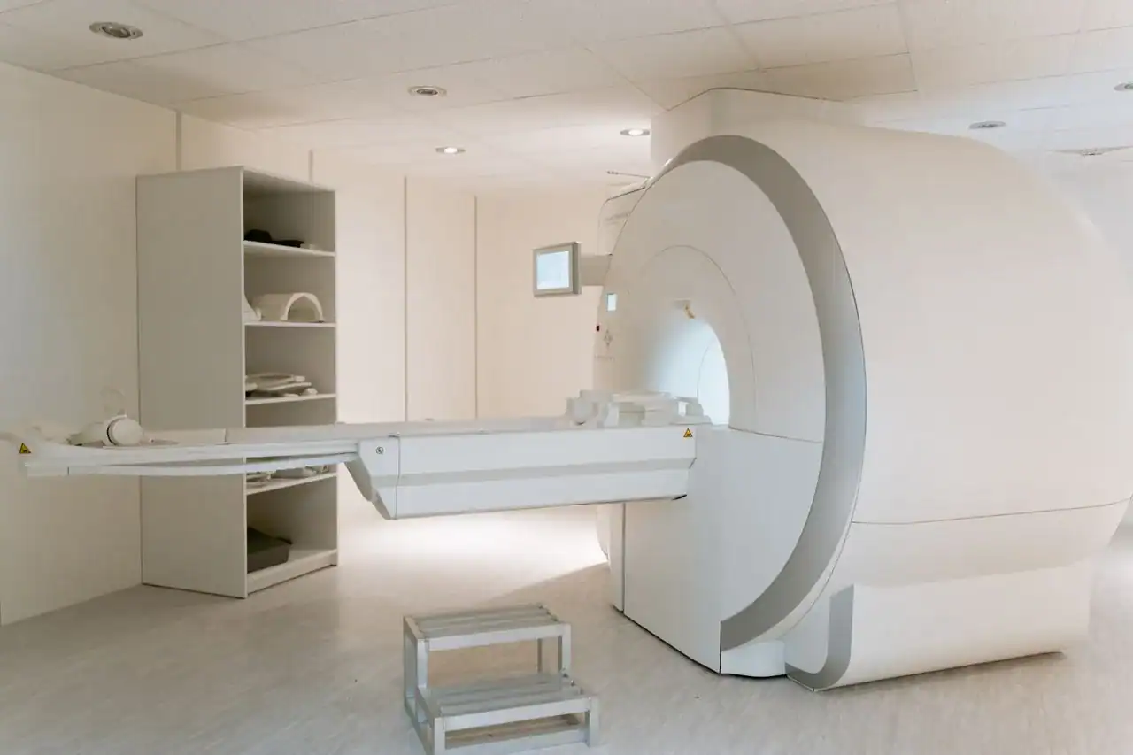Vue d'ensemble du plateau technique d'un centre de soins non programmés Censomed — radiologie numérique, échographie clinique et biologie délocalisée