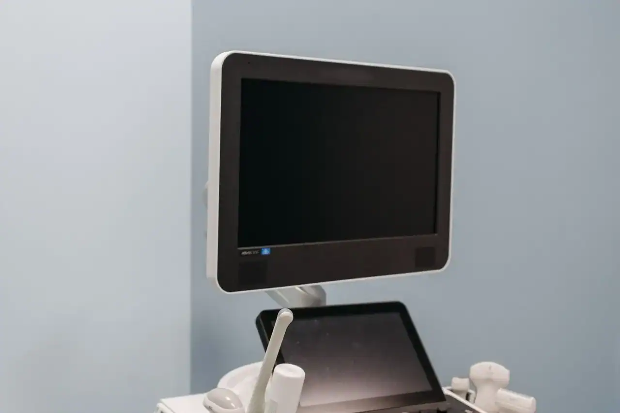 Plateau technique d'un centre de soins non programmés — radiologie numérique et échographie disponibles en consultation