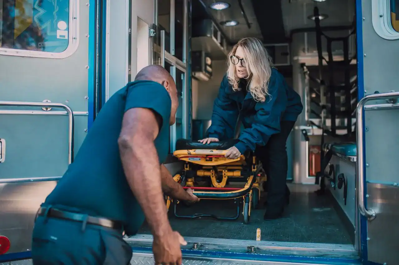 Service des urgences hospitalières en France — contexte d'exercice des urgentistes et alternatives possibles