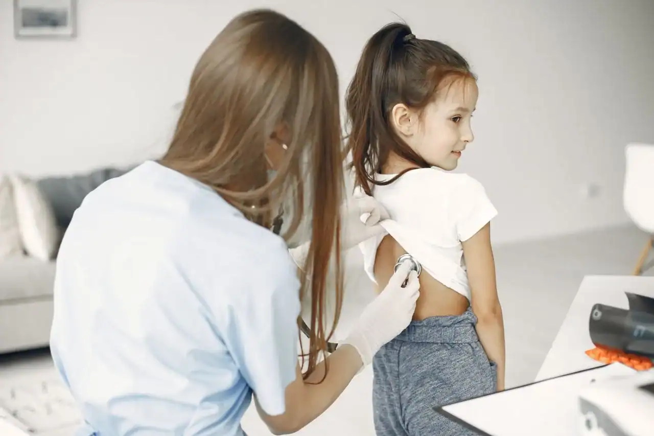 Médecin généraliste examinant un patient en consultation de soins non programmés — traumatologie légère, ORL, pédiatrie et dermatologie courante