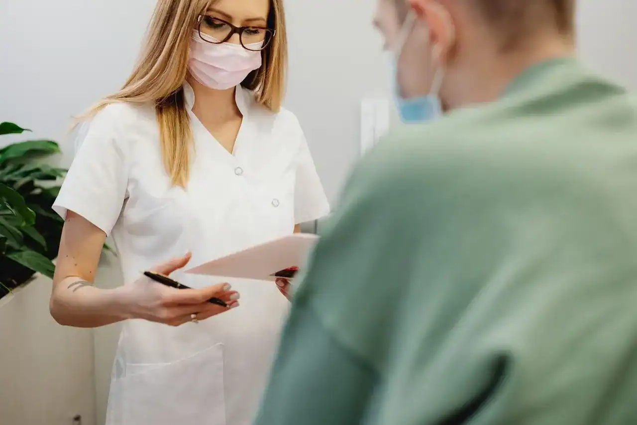 Médecin stabilisant l'organisation d'un centre SNP après l'ouverture