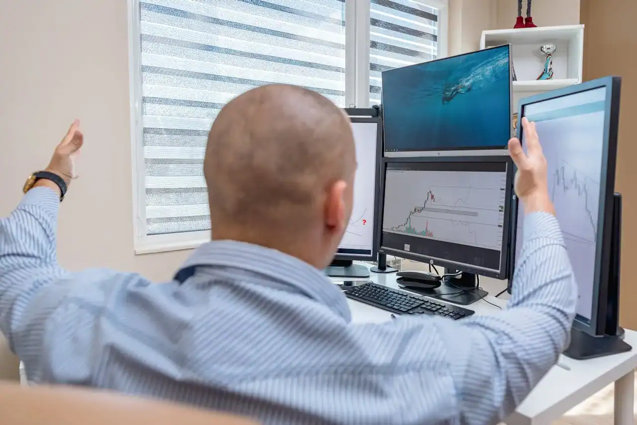 Médecin fondateur devant un écran affichant un tableau de bord chiffré, bureau médical, éclairage naturel