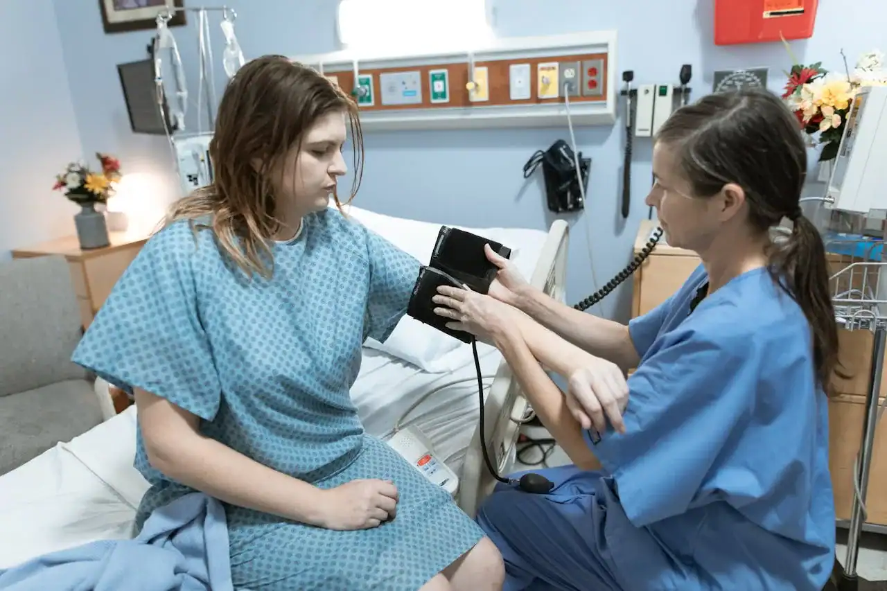 IDE accueillant et évaluant un patient à l'entrée d'un centre de soins non programmés Censomed — protocole de triage urgence non vitale